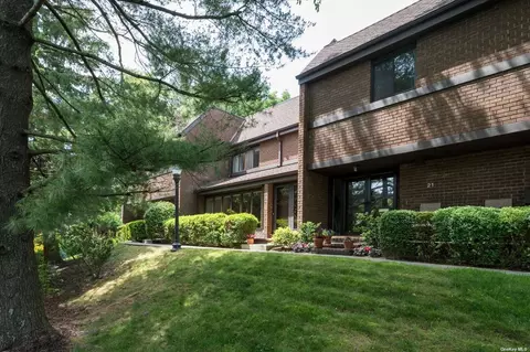 23 Acorn Ponds Dr #23, Roslyn, NY 11576