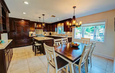 34 Hitherdell Ln, North Babylon, NY 11703