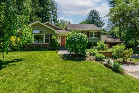 18 Salem Ridge Dr, Huntington, NY 11743