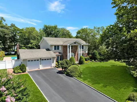 81 Pace Dr, West Islip, NY 11795