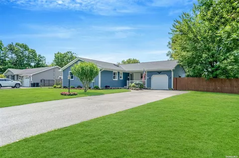 50 2nd Ave, Medford, NY 11763
