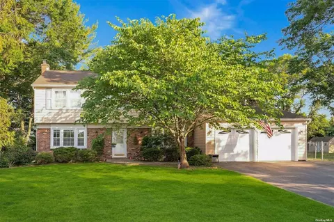 4 Hilton Ct, Stony Brook, NY 11790