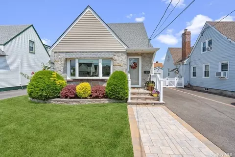 15 Dorothy Ct, Merrick, NY 11566