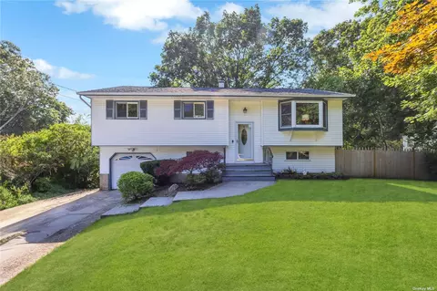 134 N Evergreen Dr, Selden, NY 11784