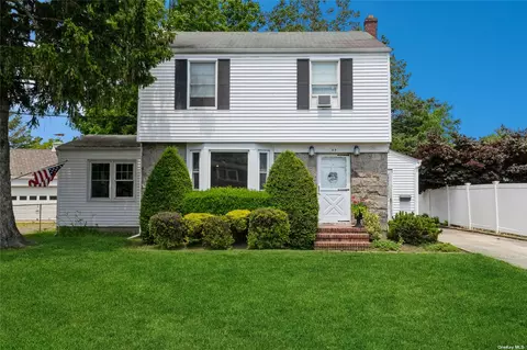 44 Caldwell St, Huntington Station, NY 11746