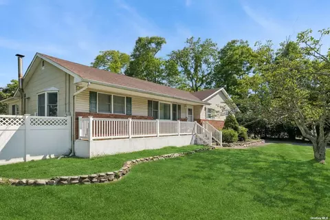 25 Linda Ln, East Moriches, NY 11940
