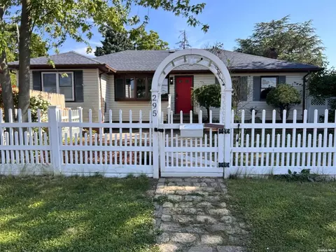 295 36th St, Lindenhurst, NY 11757