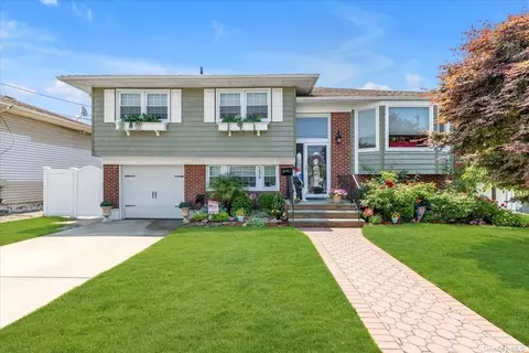 154 Vanderbilt Ave, Island Park, NY 11558