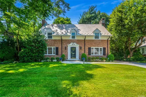 25 Strickland Pl, Manhasset, NY 11030