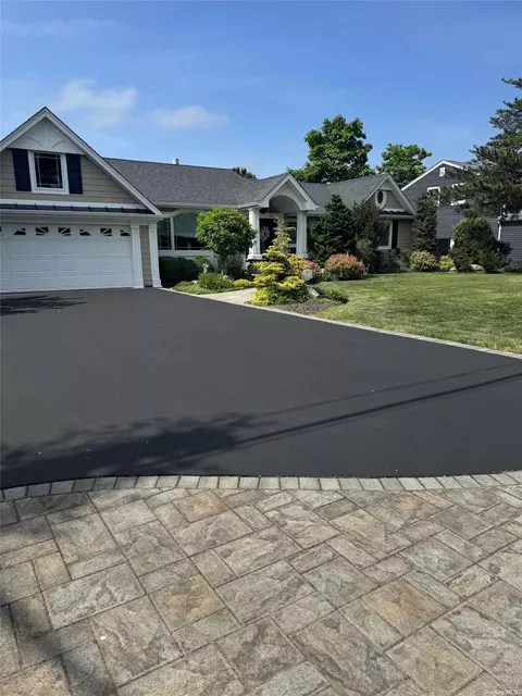 8 Lucinda Dr, Babylon, NY 11702