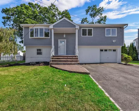 12 Westminster Ln, West Islip, NY 11795