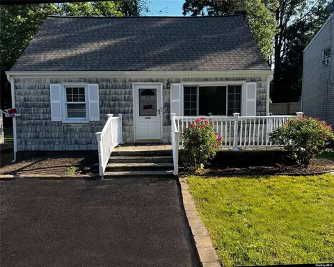 25 Front Dr, Huntington Station, NY 11746