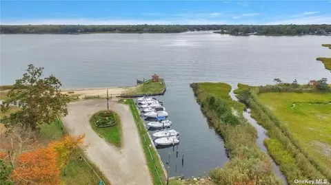 86 Crystal Beach Blvd, Moriches, NY 11955