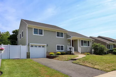 3703 Regent Ln, Wantagh, NY 11793