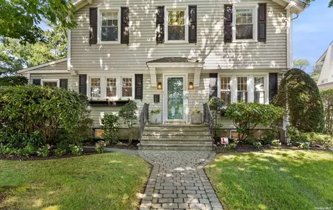 56 Euston Rd, Garden City, NY 11530
