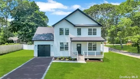 34 Penn St, Lake Grove, NY 11755