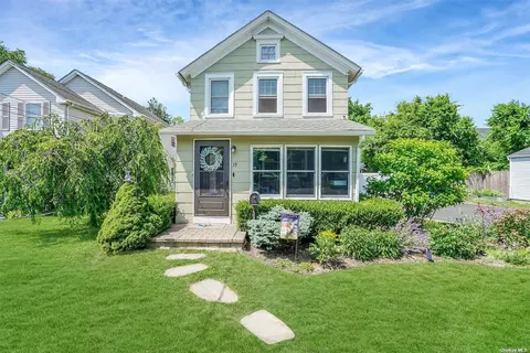 19 Thorne St, Patchogue, NY 11772 photo 1