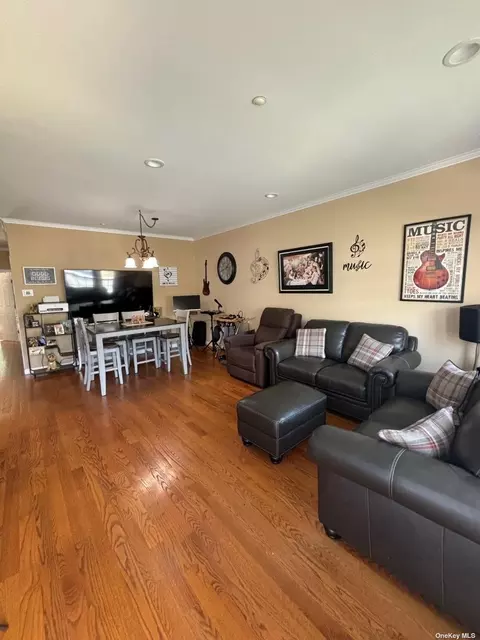408 Autumn Dr #408, East Meadow, NY 11554