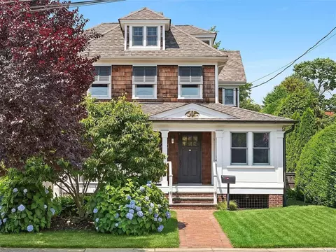 17 Smith St, Rockville Centre, NY 11570