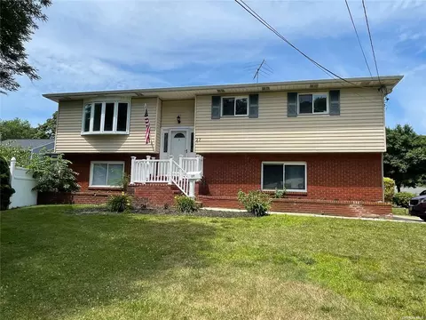 27 Waterside Ave, Northport, NY 11768