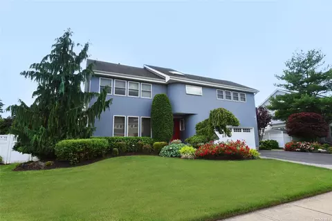 34 Daffodil Dr, Farmingdale, NY 11735