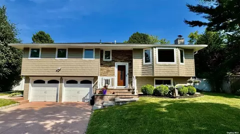 12 Frazer Ct, Greenlawn, NY 11740