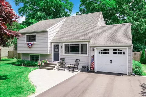 37 Maple Ave, Bellport, NY 11713