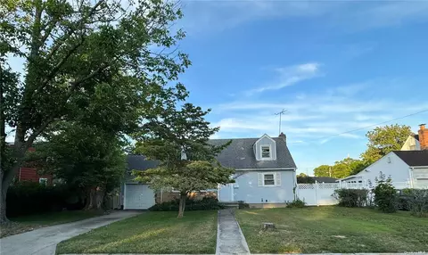 1059 Carll Dr, Bay Shore, NY 11706
