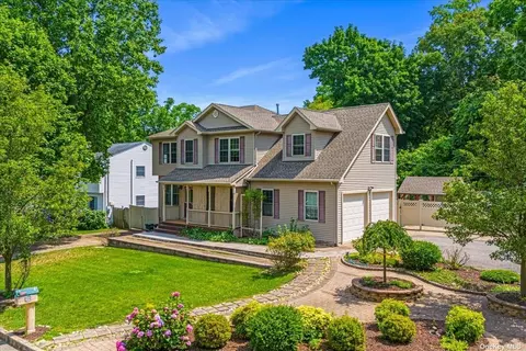 15 Locust Dr, Kings Park, NY 11754