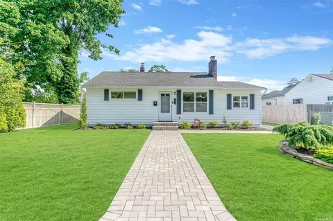 202 Brook St, Oakdale, NY 11769