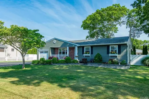191 Robinwood Dr, Shirley, NY 11967
