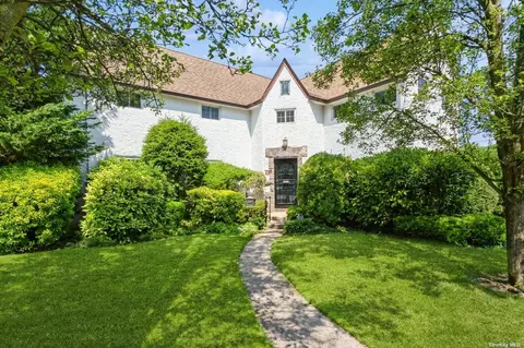 25 Buckingham Pl, Manhasset, NY 11030