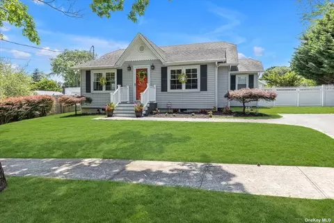 650 Franklin Ave, Sayville, NY 11782