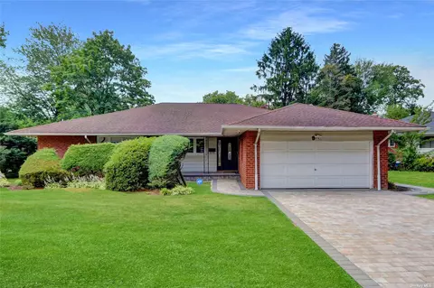 9 Whittier Dr, Albertson, NY 11507