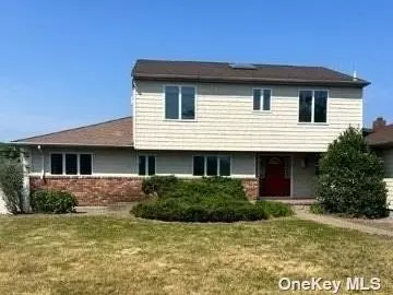 101 Lucinda Dr, Babylon, NY 11702