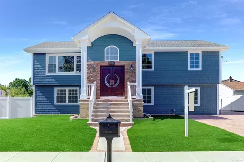 39 Texas St, Hicksville, NY 11801