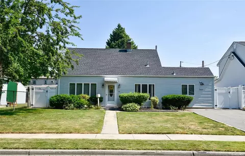93 Old Oak Ln, Levittown, NY 11756