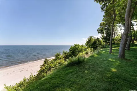 141 Briarcliff Rd, Shoreham, NY 11786