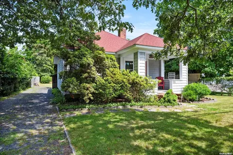 14 Oak St, Westhampton Beach, NY 11978