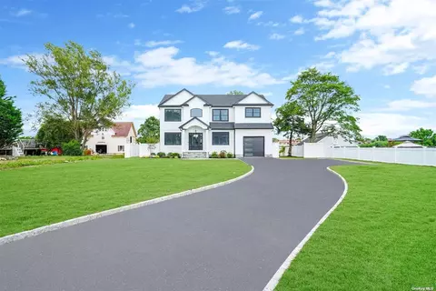 240 Clocks Blvd, Massapequa, NY 11758