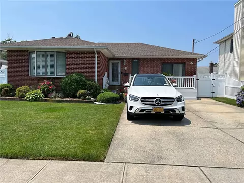 44 Elm Dr, Farmingdale, NY 11735