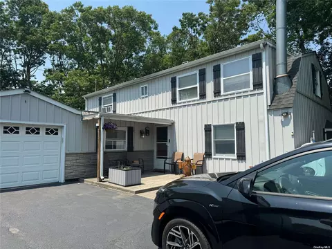 4 Lakeside Dr, Ronkonkoma, NY 11779