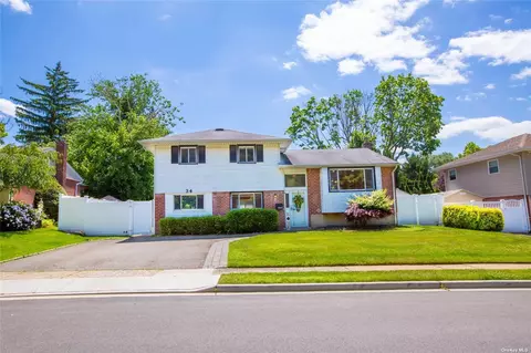 34 Michael Dr, Old Bethpage, NY 11804