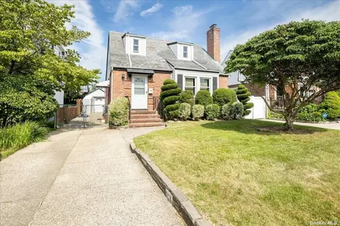 73-39 177th St, Fresh Meadows, NY 11366