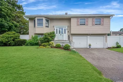 358 Maplewood St, Islip Terrace, NY 11752