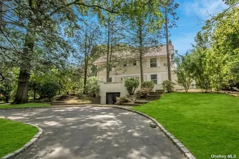 1254 Plandome Rd, Manhasset, NY 11030