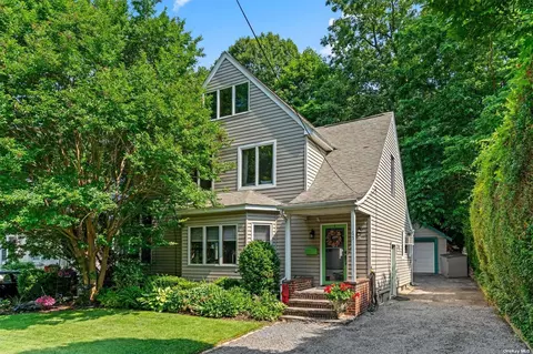65 Abbott Dr, Halesite, NY 11743