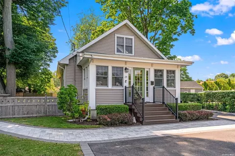 24 Old Commack Rd, Kings Park, NY 11754