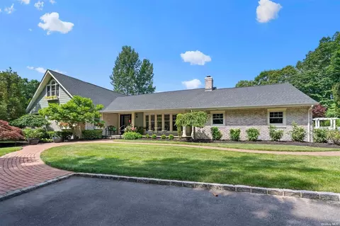 57 Salem Ridge Dr, Huntington, NY 11743