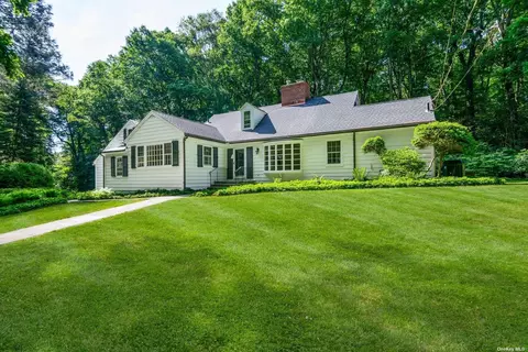 17 Laurel Ln, Locust Valley, NY 11560